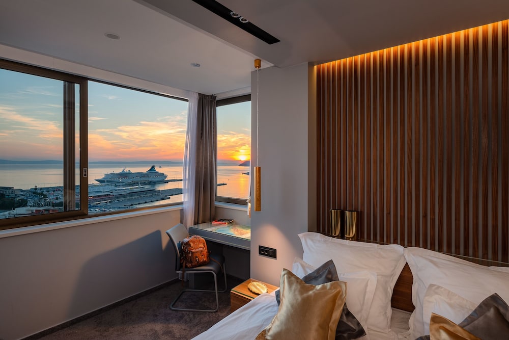 Hotel Royal Suites 54/73