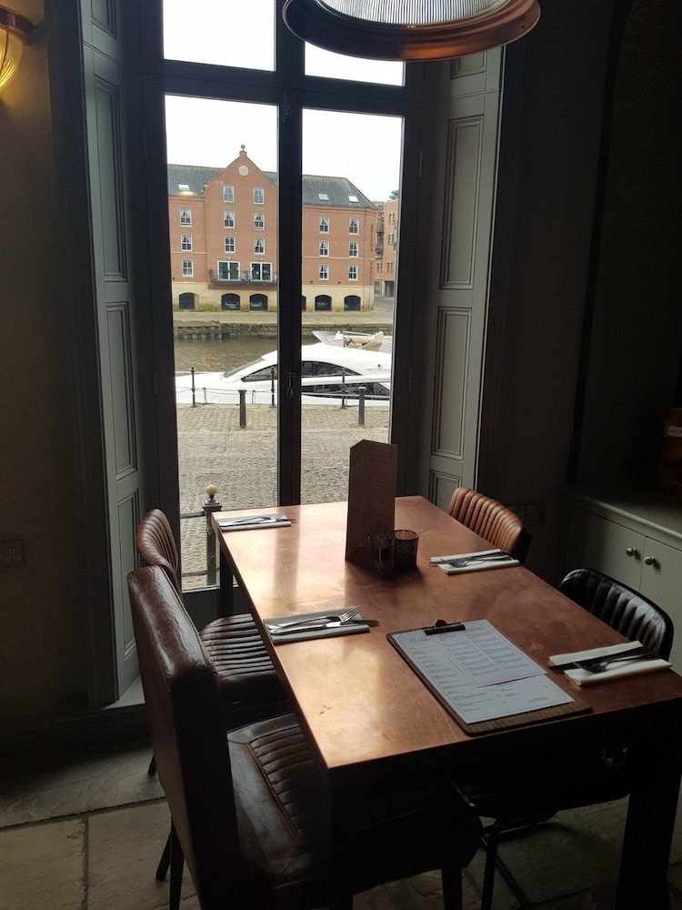 Lils Bar And Bistro 27/36