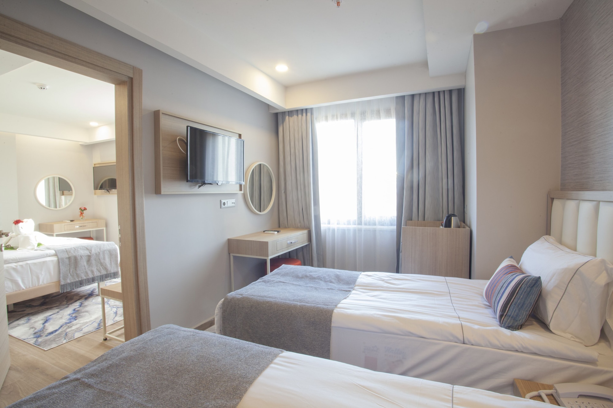 2 BEDROOMS, CONNECTING, DELUXE, CITY VIEW