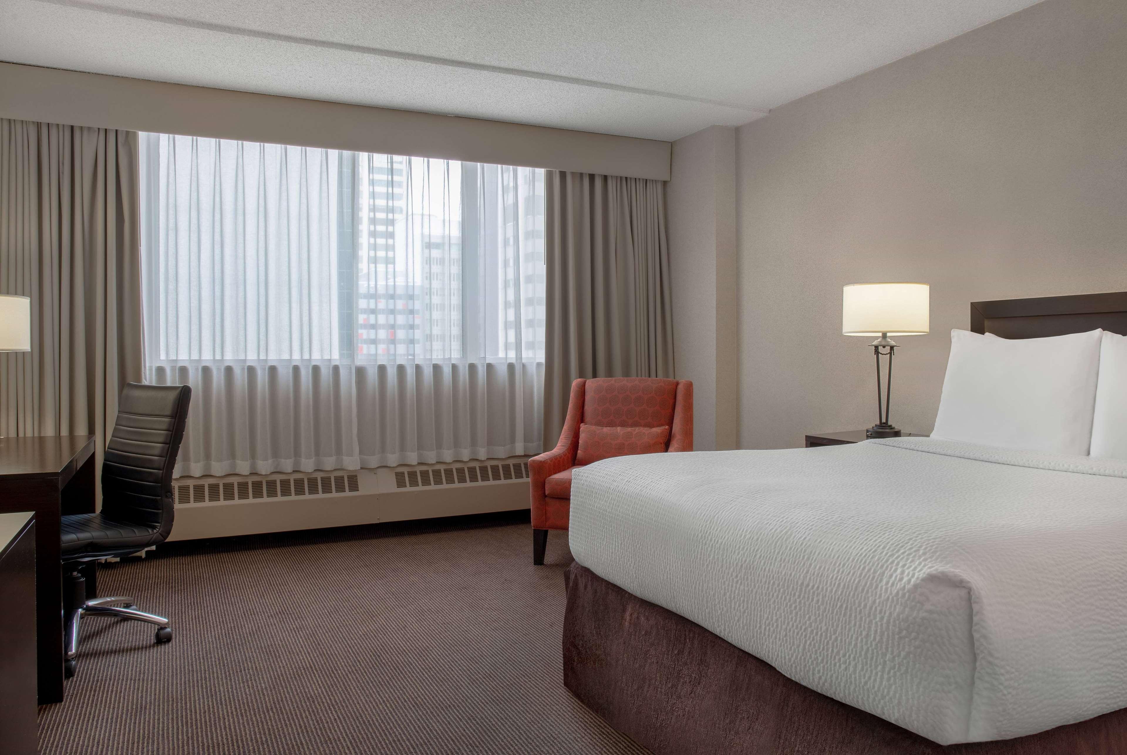 Room, Queen Bed, Direct Pool Access