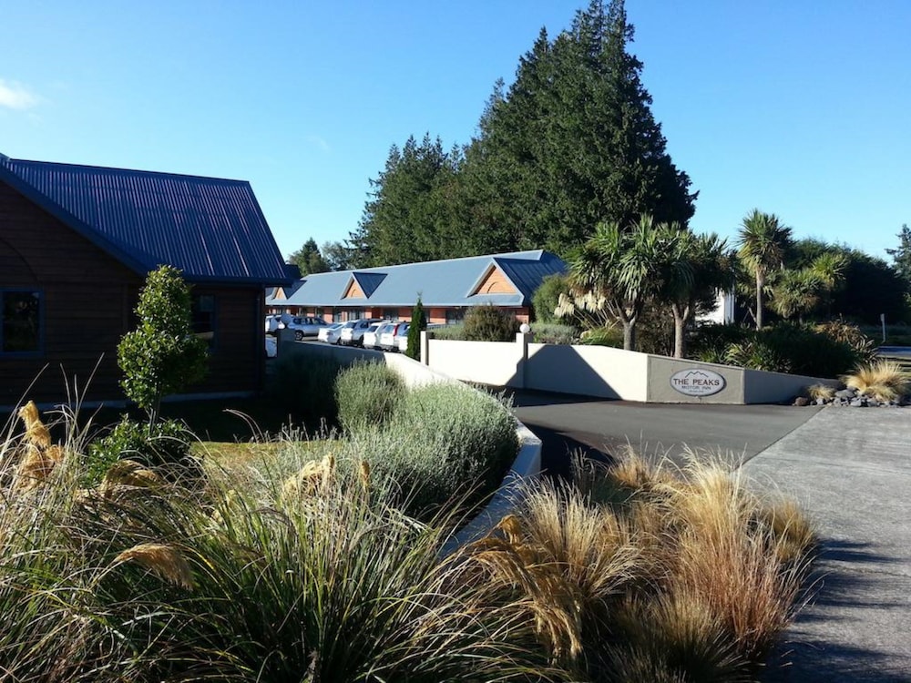 THE PEAKS MOTOR INN 31/40
