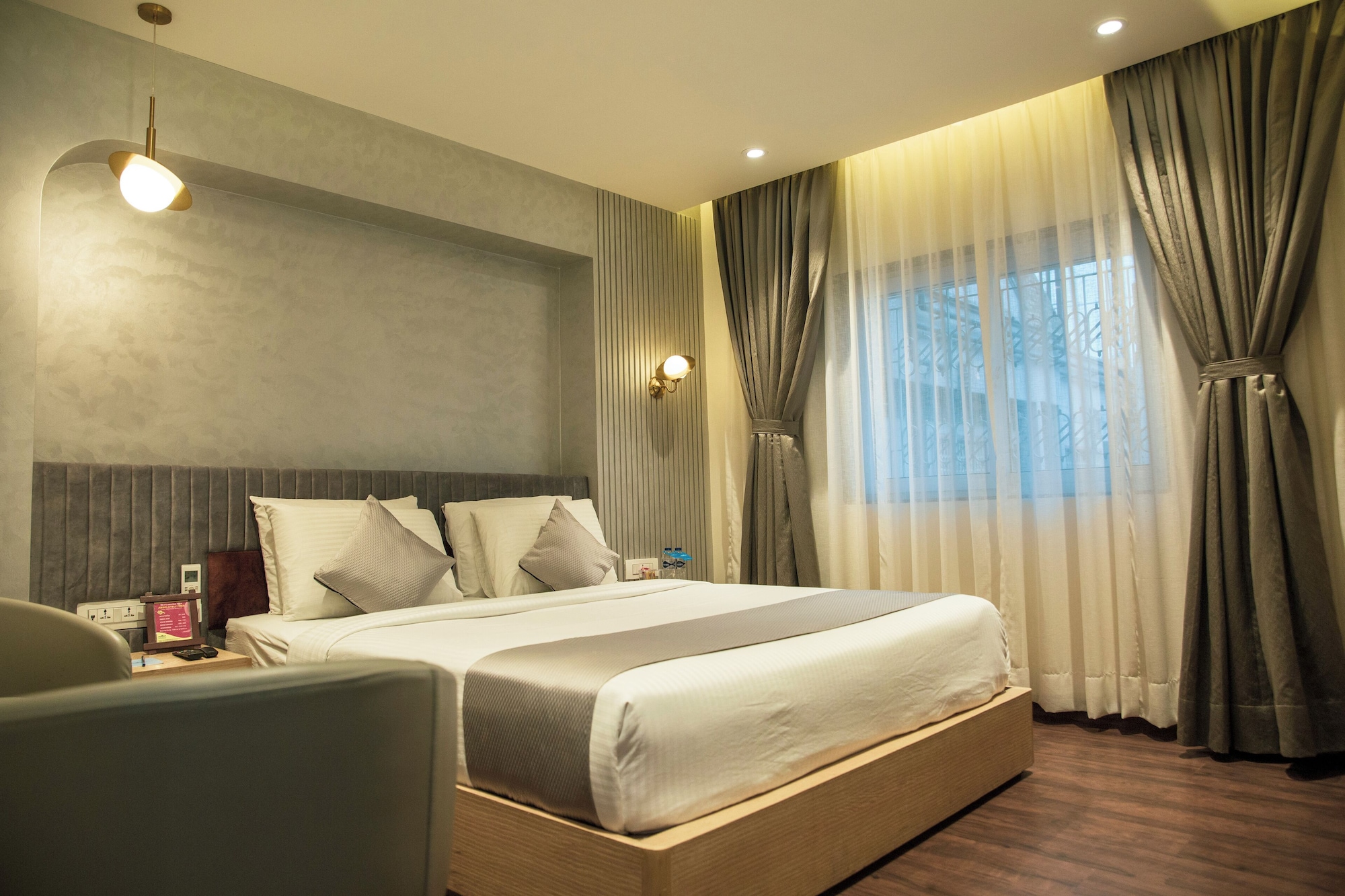 ROYAL, DOUBLE OR TWIN BED