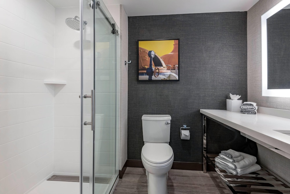غرفة قياسية بسرير كينج، Cambria Hotel Portland Downtown Old Port 3/4