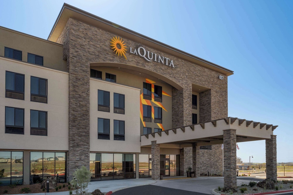 La Quinta Inn and Suites by Wyndham Lincoln 79/84