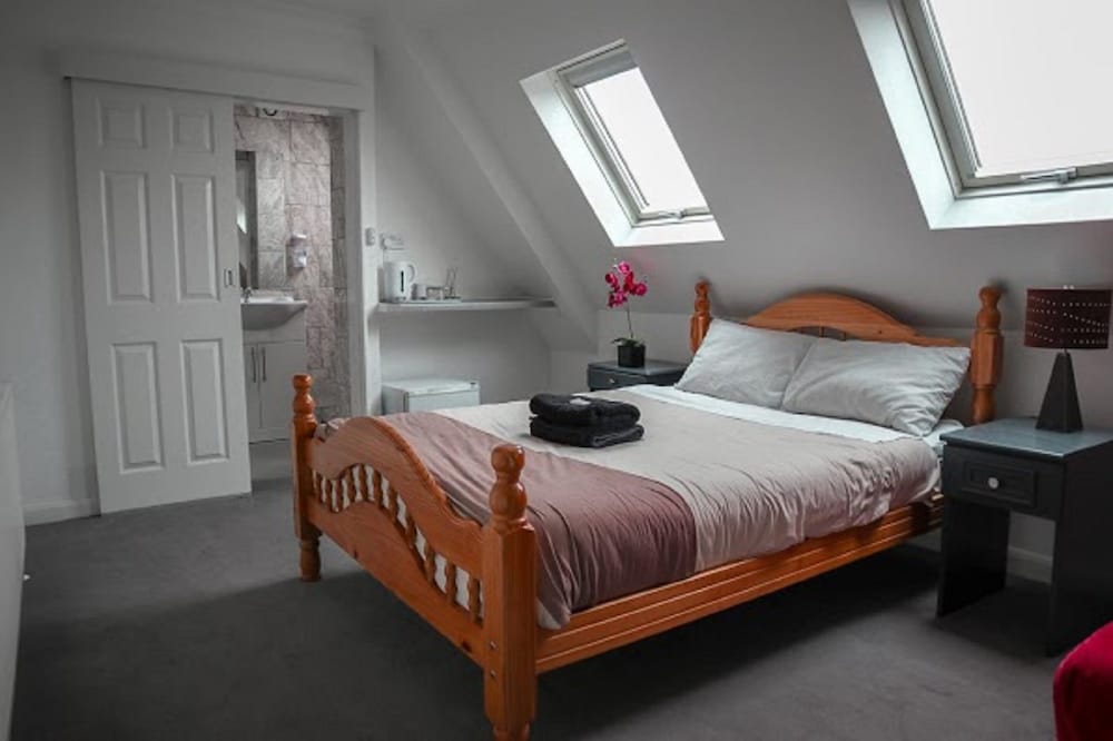 ROOM, DOUBLE BED