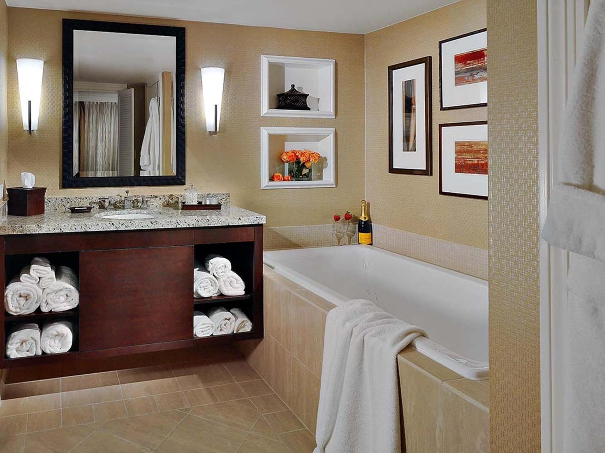 1 Bedroom, Suite, King Bed, Sofa