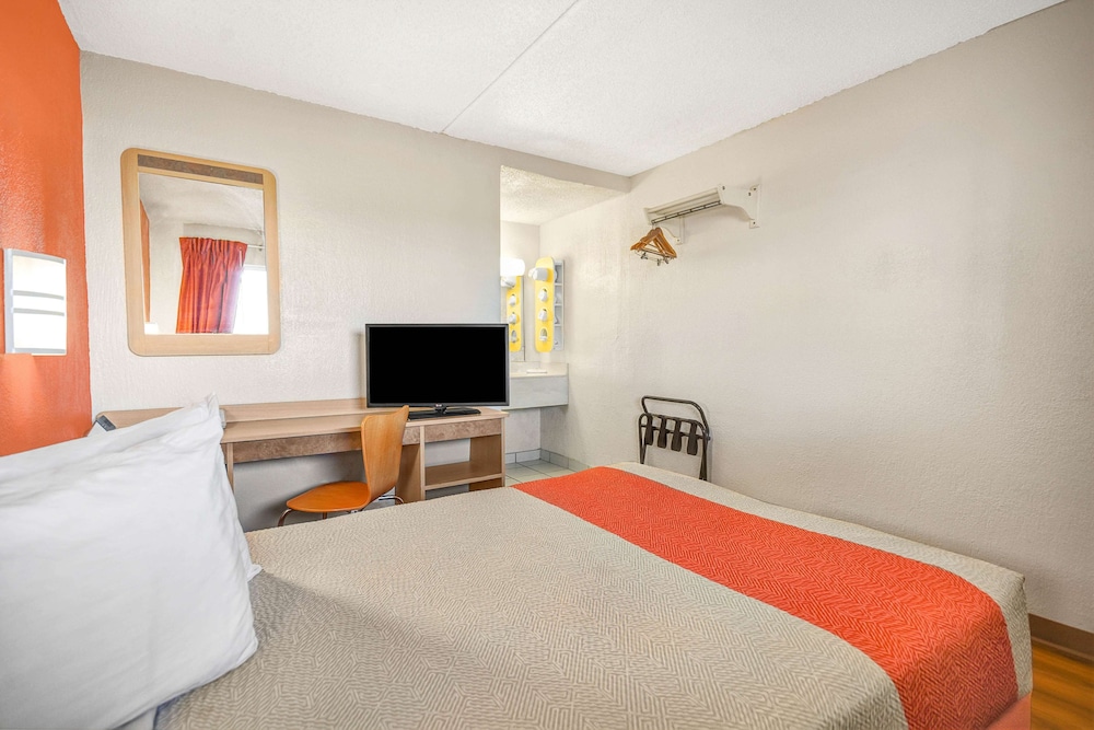 Motel6 North Ridgeville, OH - Cleveland Intl Airport - N Ridgeville 33/45