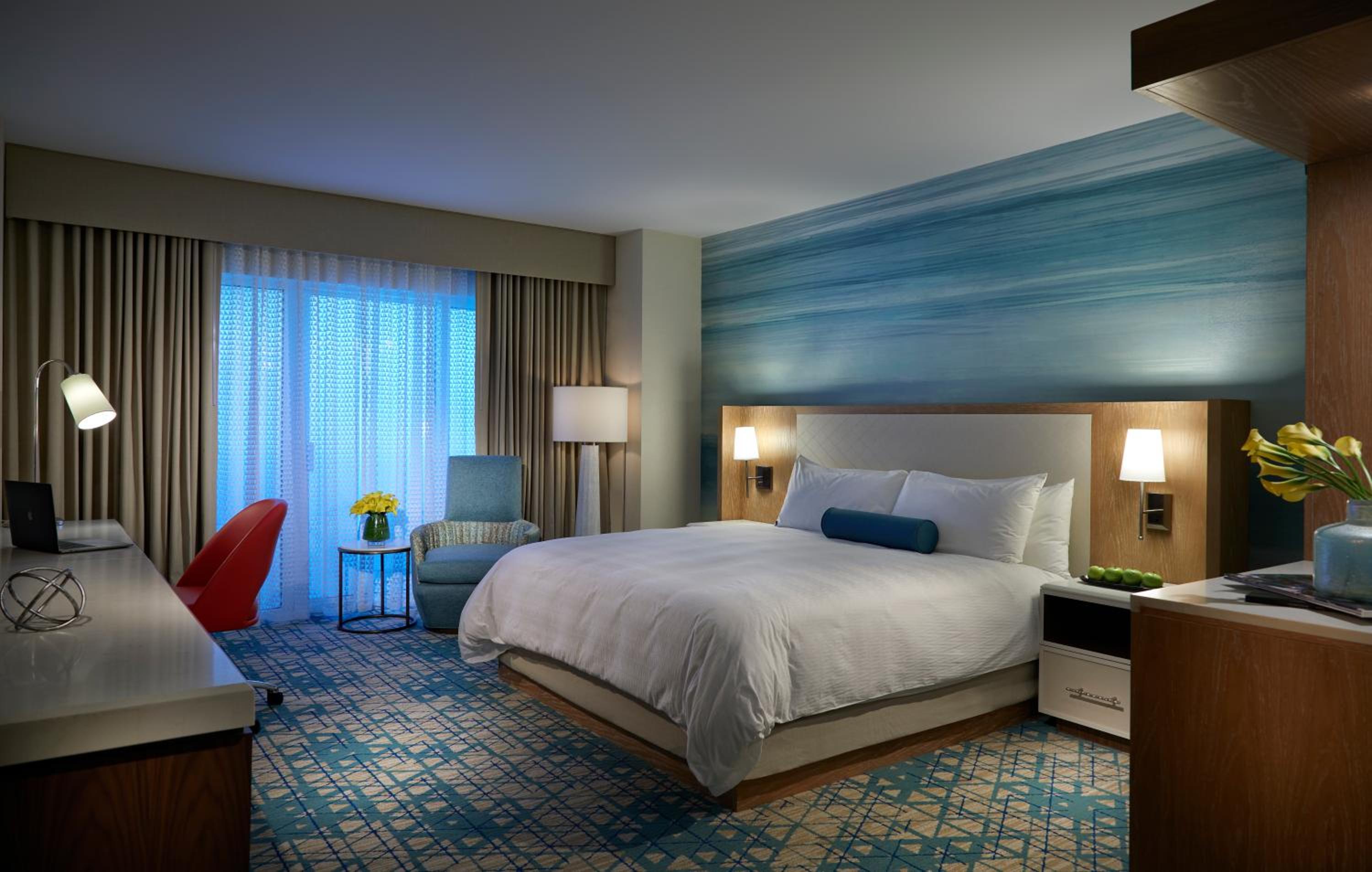 DELUXE, KING BED, POOL VIEW