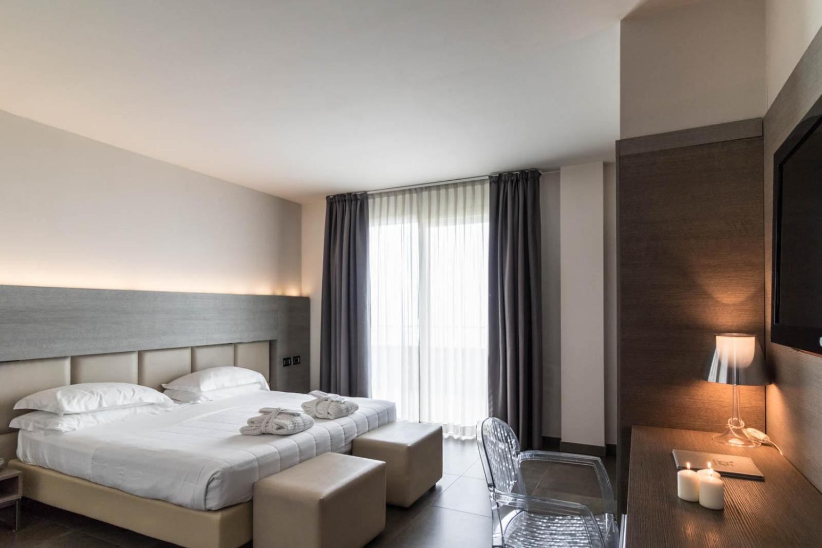 Deluxe, Double Bed, Lateral Side Sea View