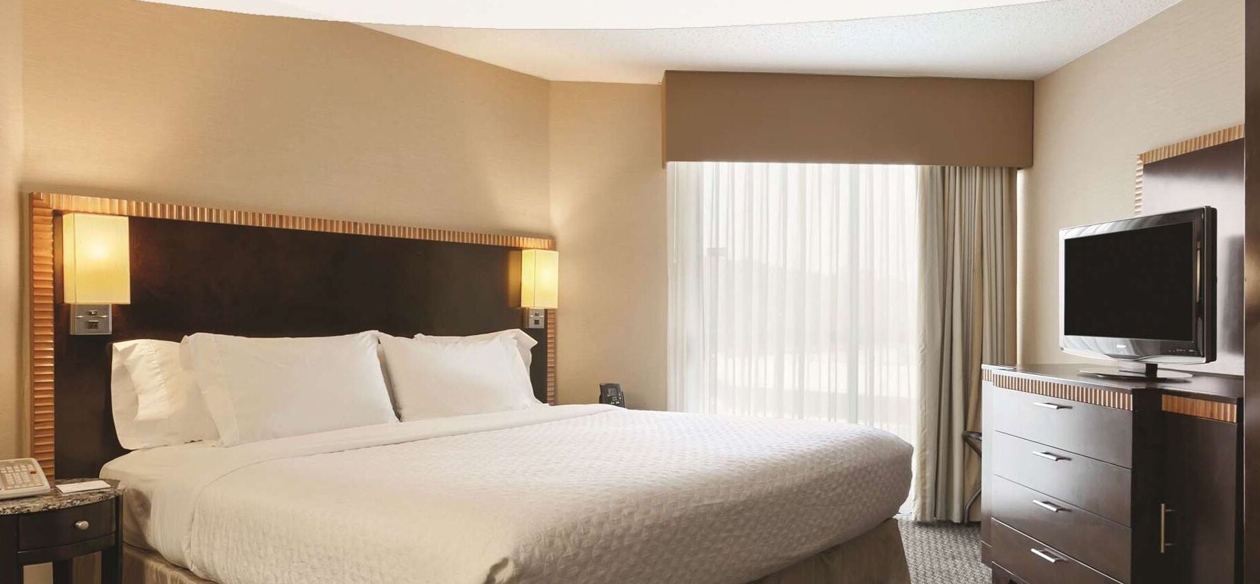 Suite, King Bed, Allergy Friendly, Accessible 3/9