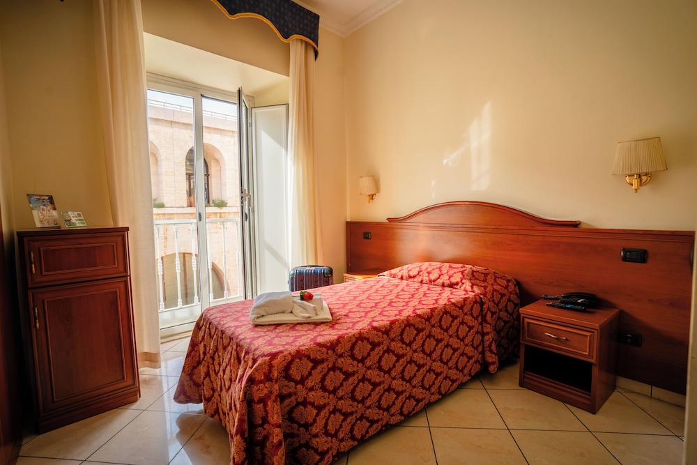 ROOM, SINGLE