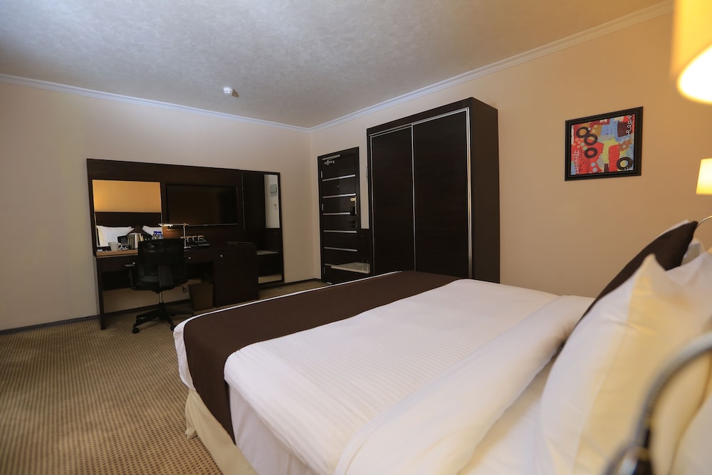 DELUXE, KING BED