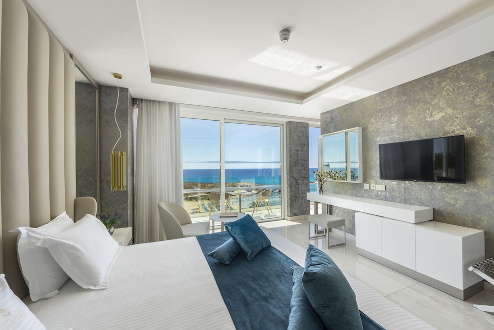 1 Bedroom, Deluxe, Suite, Queen and Twin Beds, Sea Front, Balcony