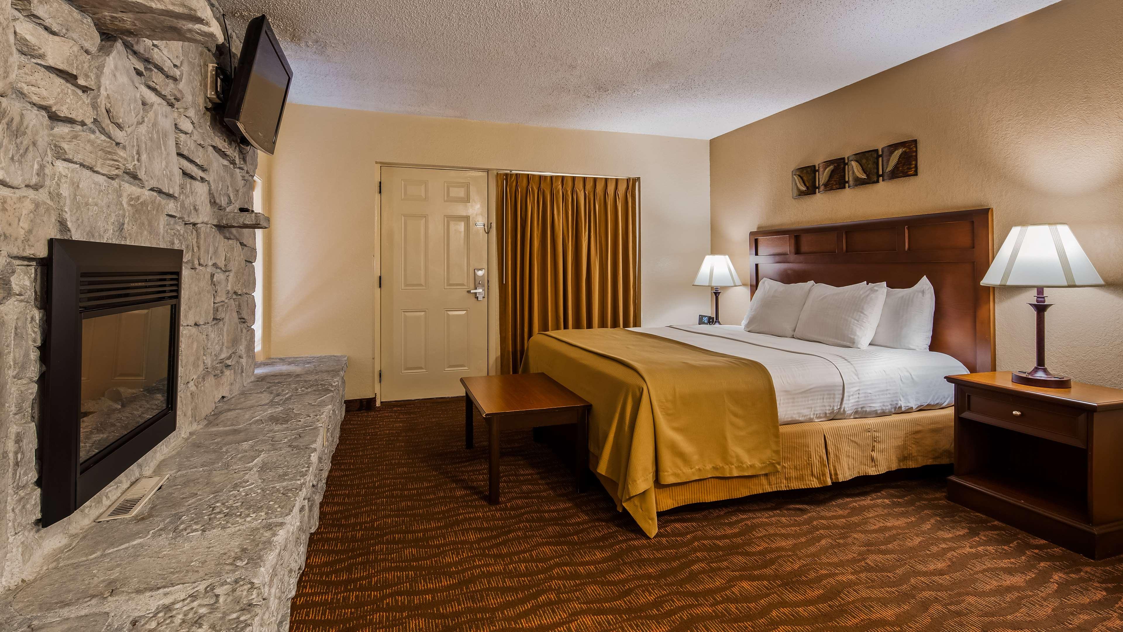 Suite, King and Double Bed, with Extra Double Bed، Best Western Center Pointe Inn 8/10