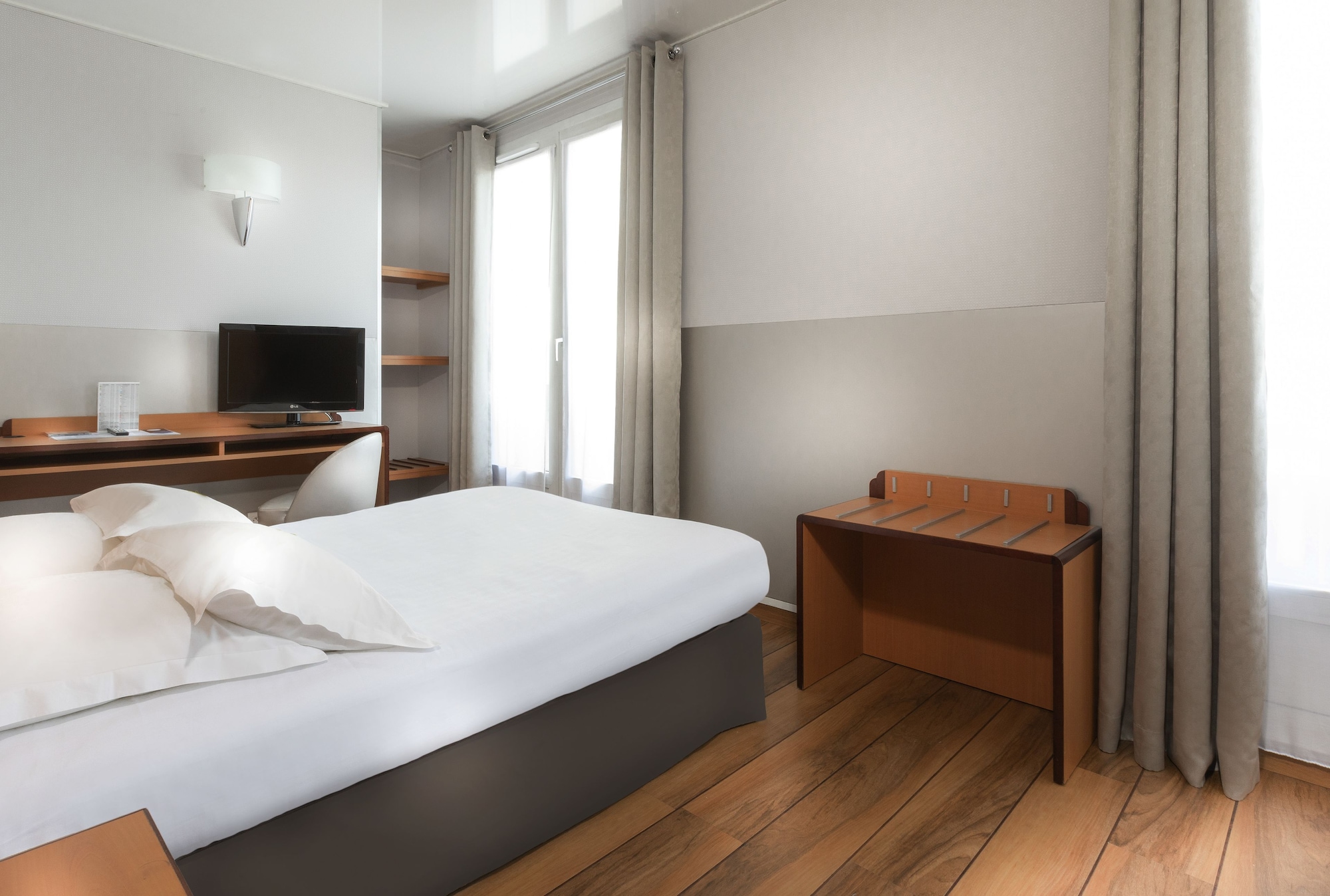 Parisienne, Double Bed, Hotel Du Lion 3/4