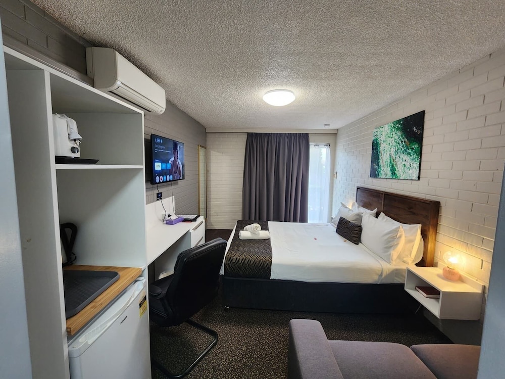 DELUXE, QUEEN BED