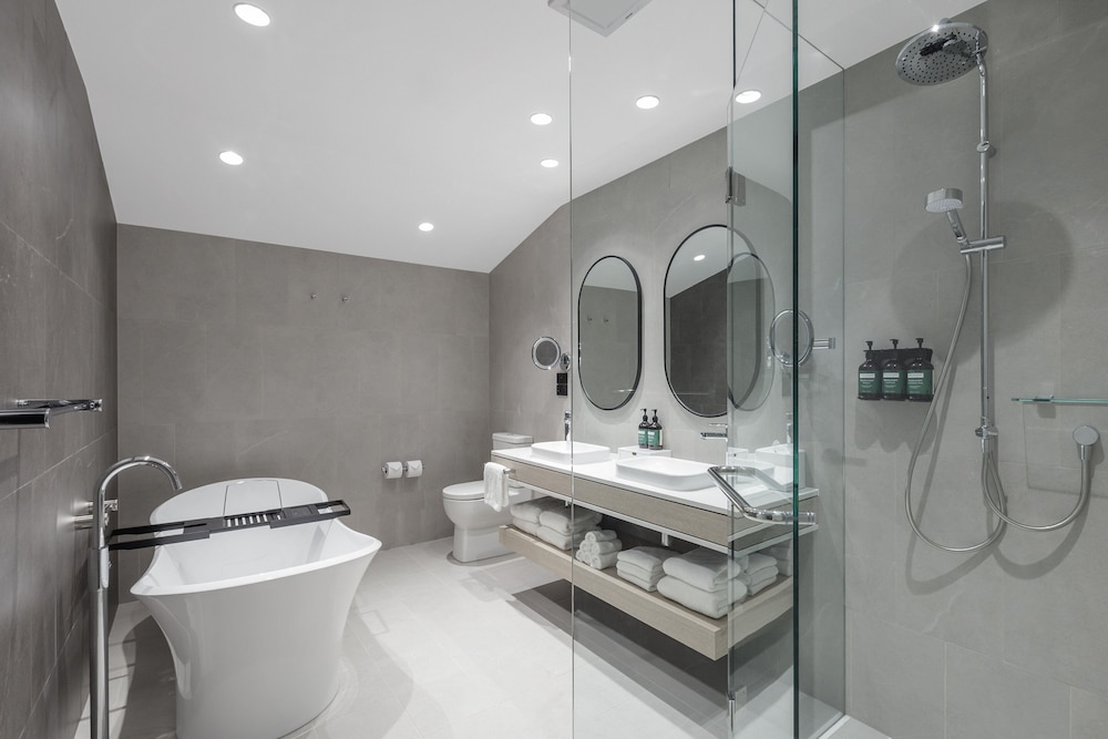 CROWNE PLAZA HAWKESBURY VALLEY 20/65