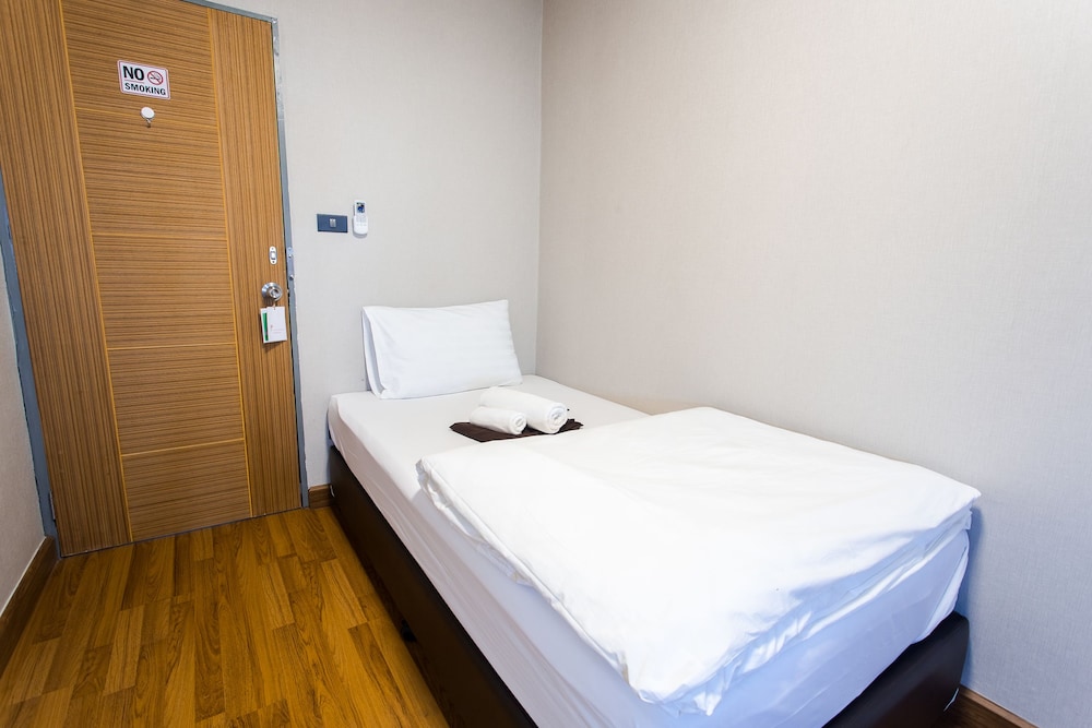ROOM, SINGLE, SHARED BATHROOM