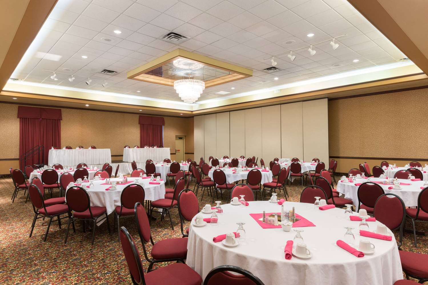 Ramada By Wyndham Topeka Downtown Hotel And Convention Center 32/36