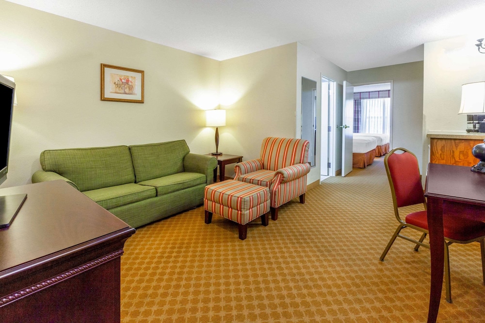 AmericInn by Wyndham Iron Mountain 33/51