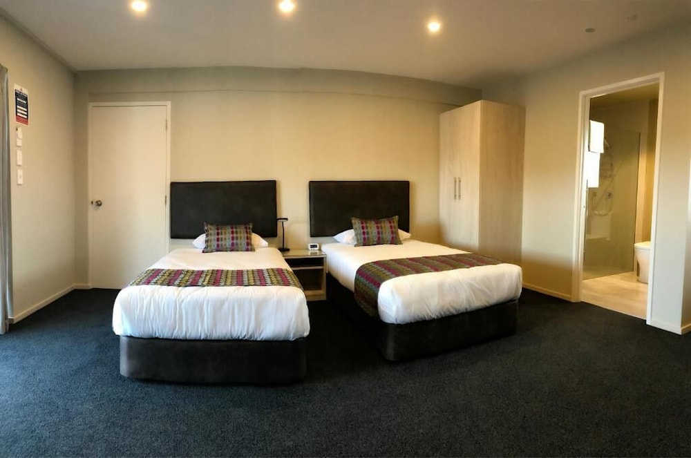 Ellerslie Palms Motel 20/68