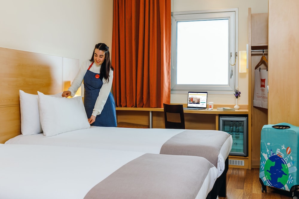 ROOM, TWIN BEDS