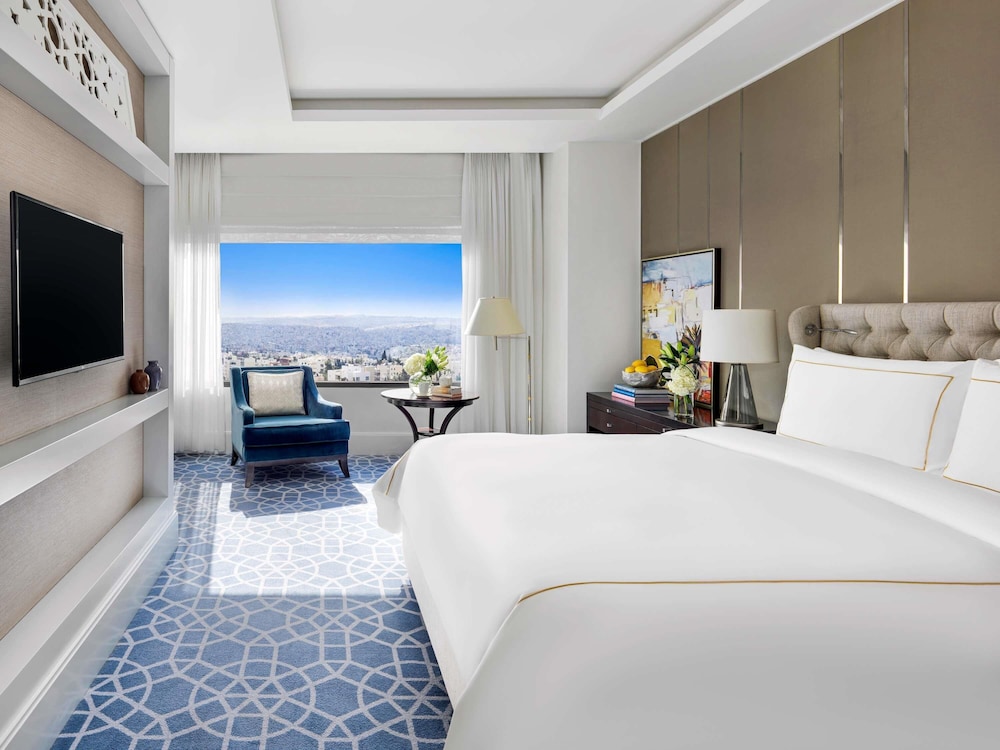 Fairmont, King Bed, Sofa, Accessible