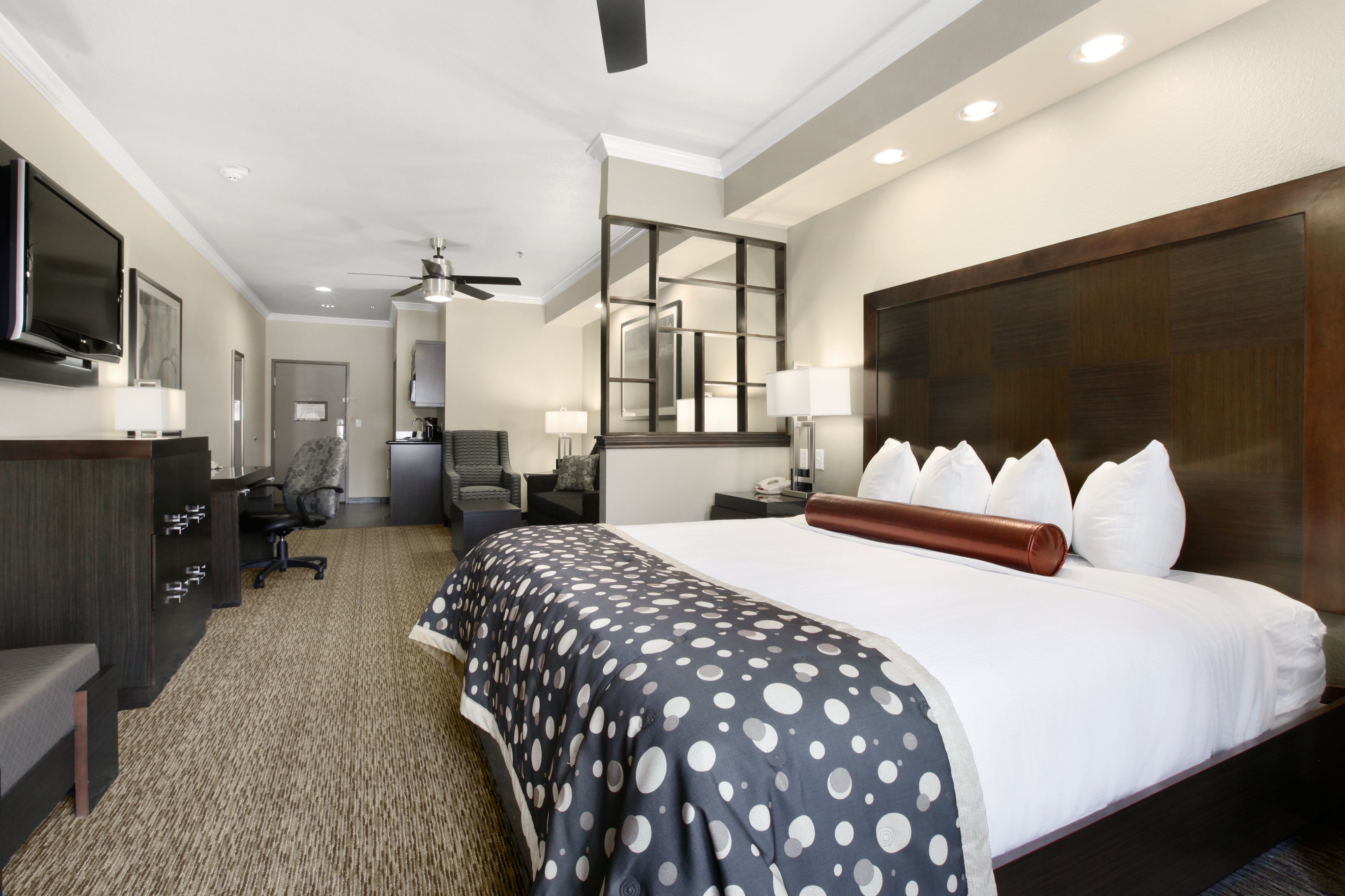 Best Western Premier Crown Chase Inn and Suites 26/70