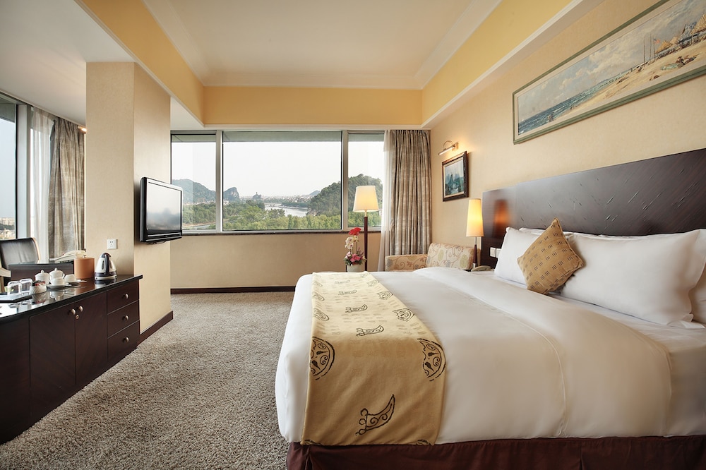 DELUXE, KING BED, RIVER VIEW