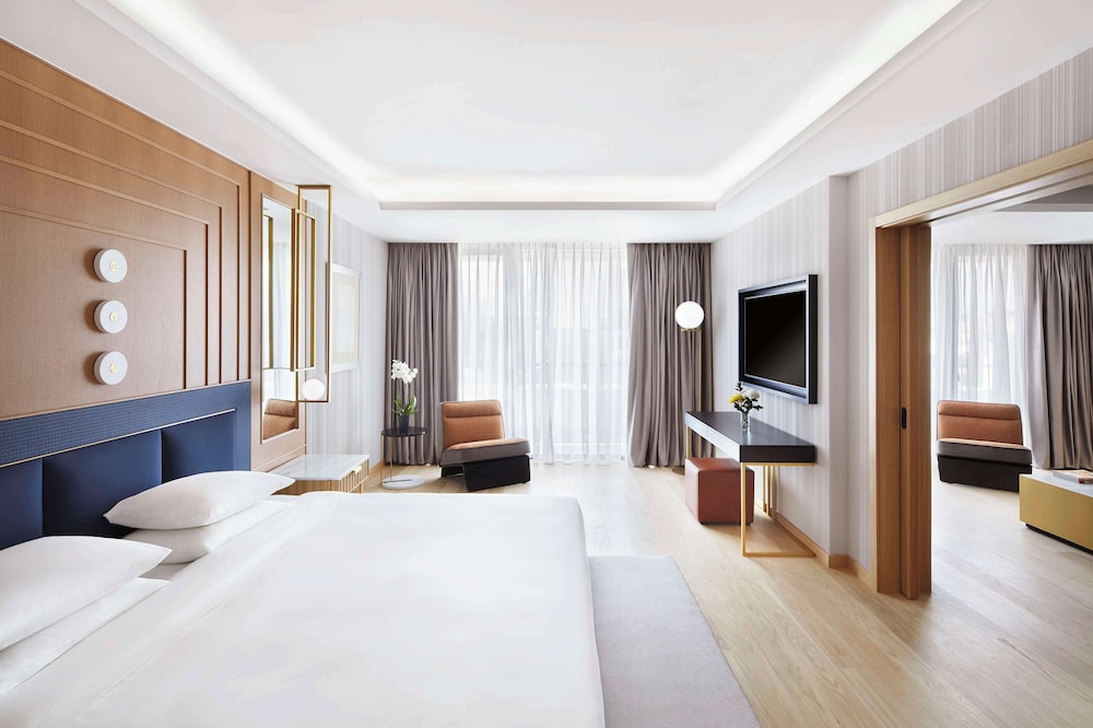 SUITE, KING BED, TWO STORY