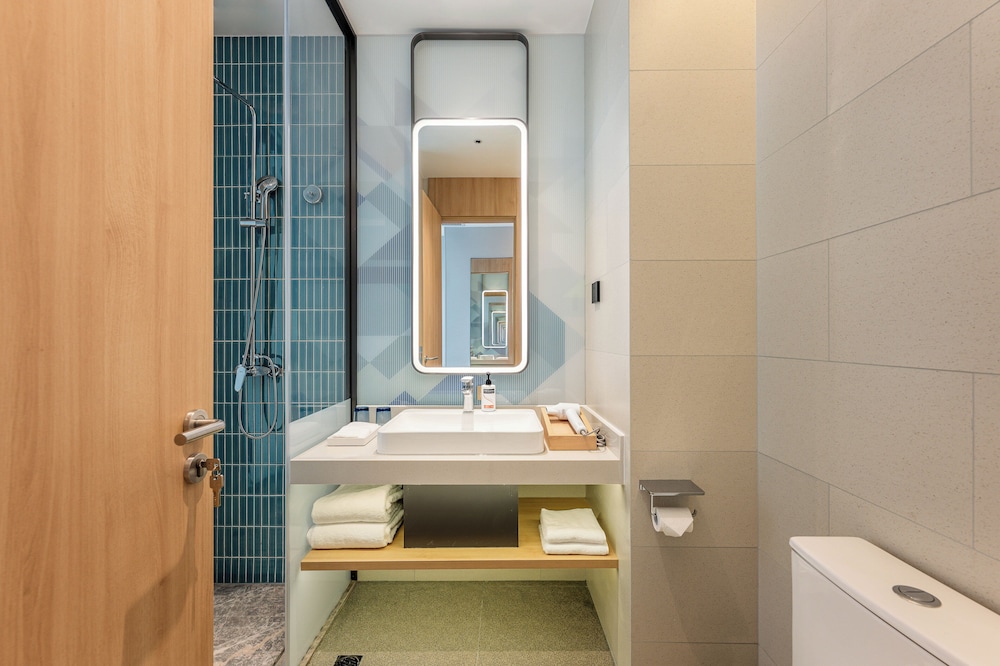 Standard, Double Bed, Holiday Inn Express Shanghai Hongqiao CBD by IHG 3/3