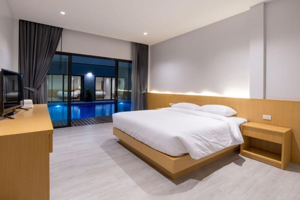 Deluxe, King Bed, Pool Access