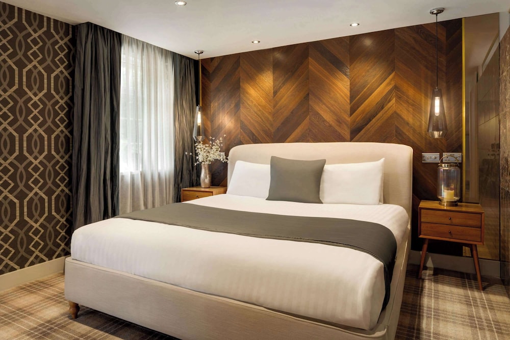 EXECUTIVE, SUITE