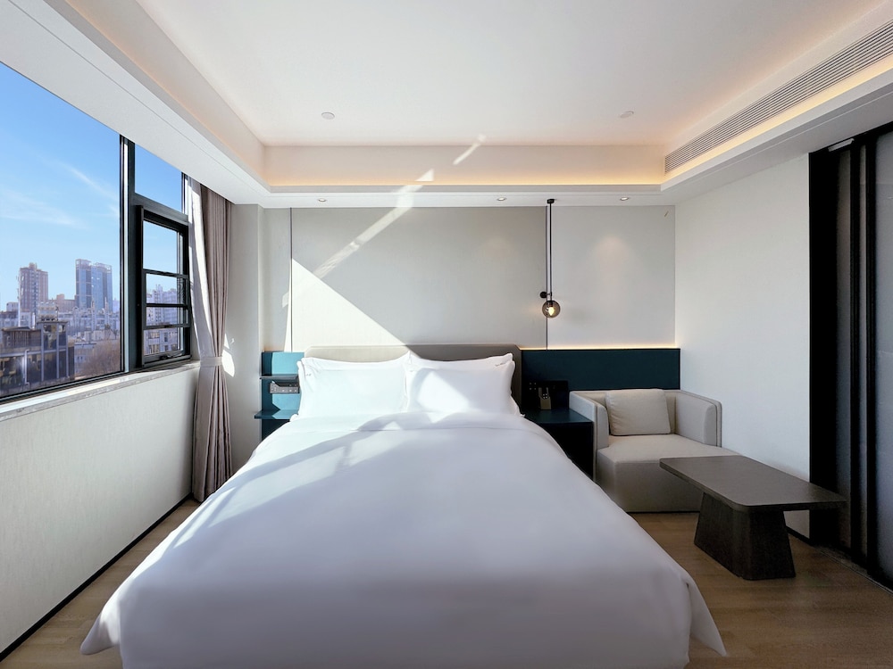 HOLIDAY INN ZHENGZHOU 18/69
