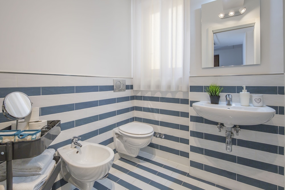 Flower Suites Sorrento 37/39