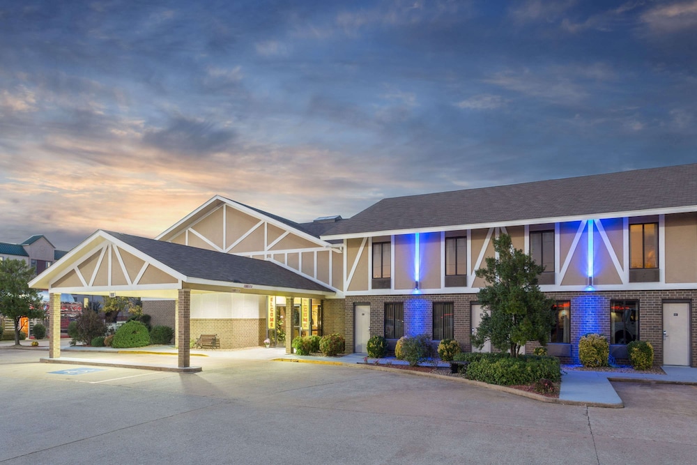 Super 8 By Wyndham Bentonville 1/59