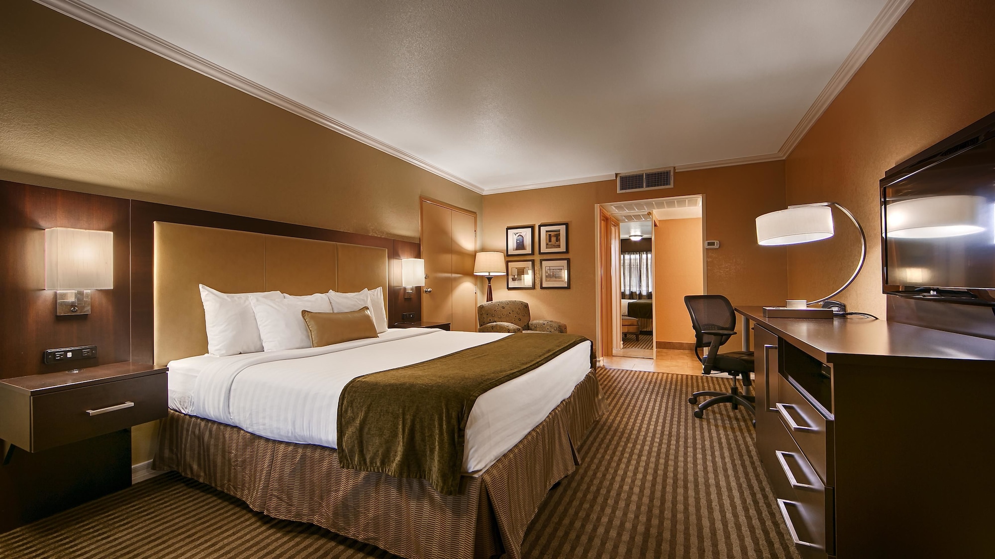 غرفة قياسية بسرير كينج، Royal Sun Inn & Suites 2/9