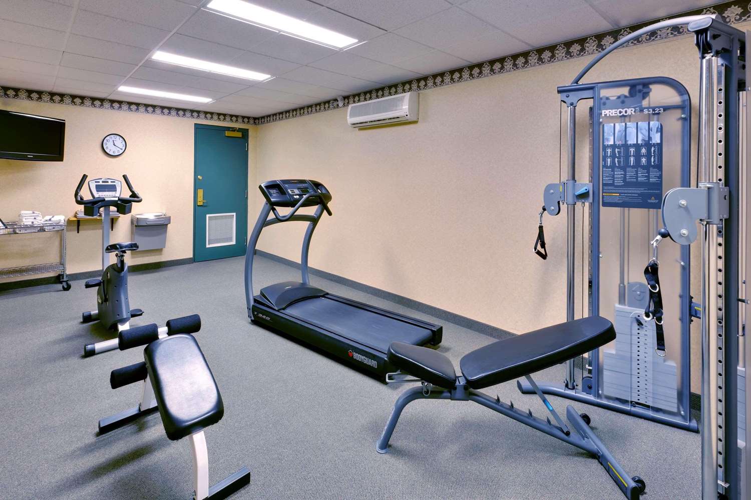 Staywell Inn & Suites 2/4