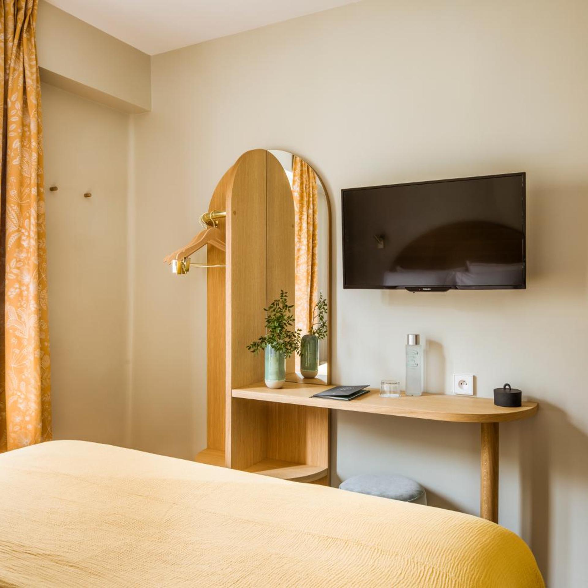 غرفة قياسية بسرير مزدوج بإطلالة على البحيرة، Hotel Ami - Orso Hotels 6/9