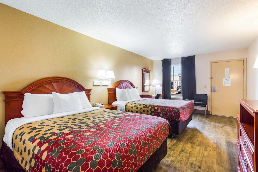 Econo Lodge Lebanon 17/34