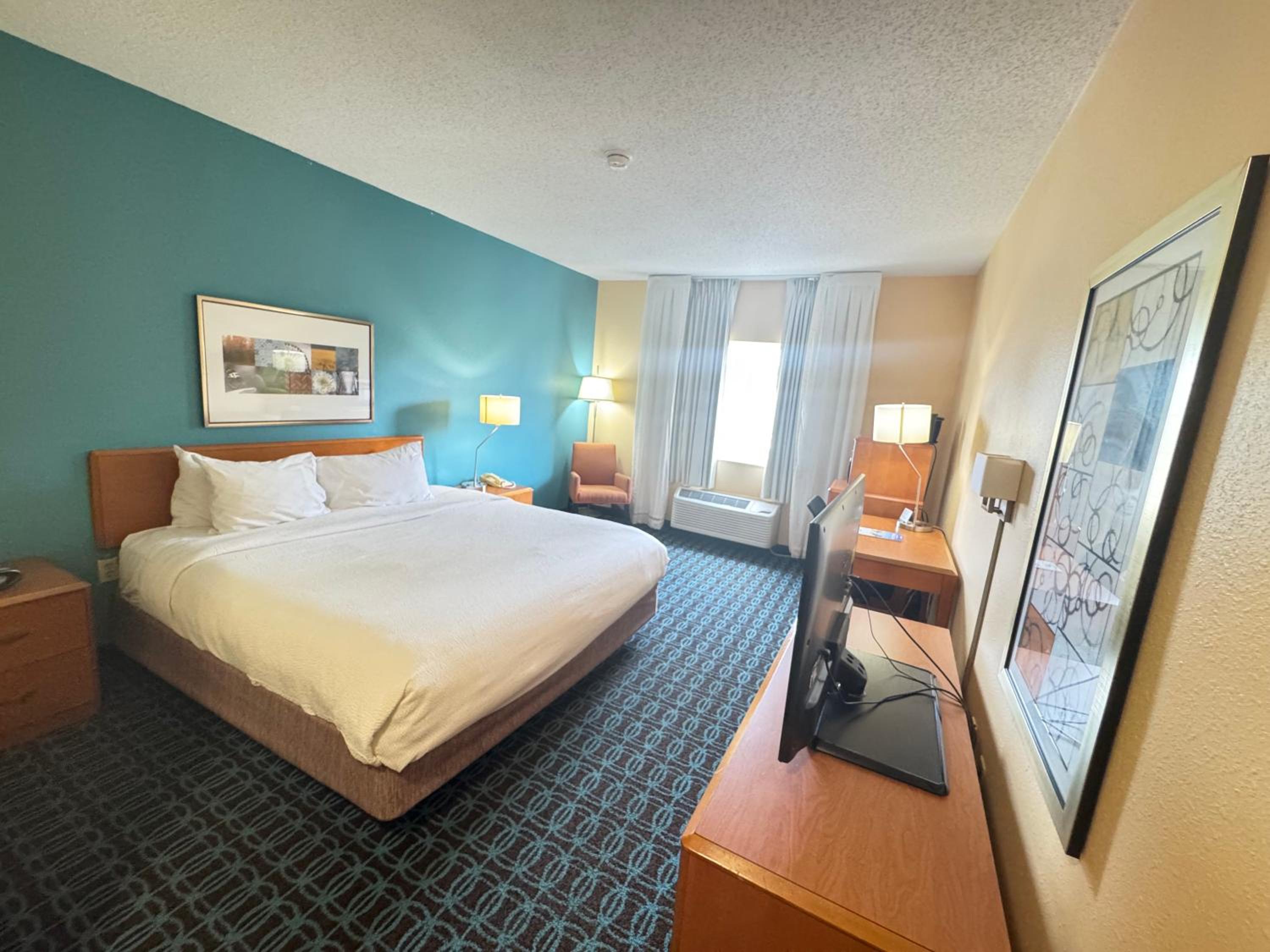 ROOM, KING BED
