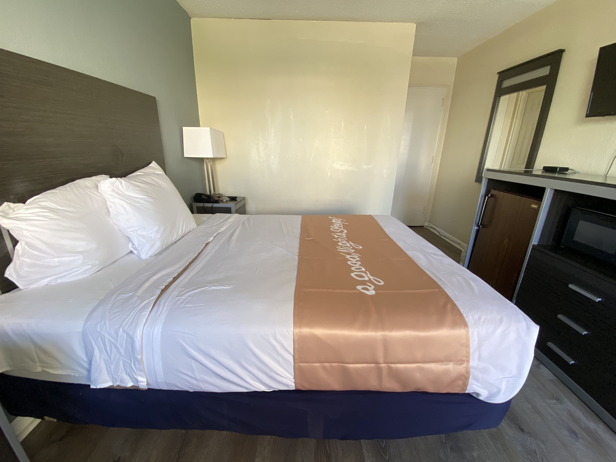 BASIC, QUEEN BED, SMOKING