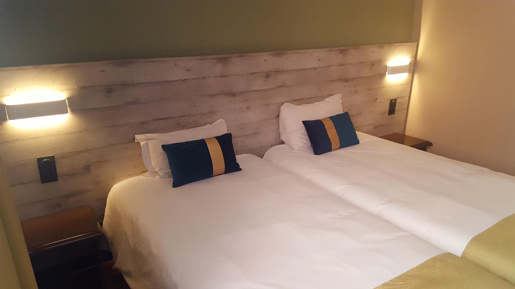 ROOM, DOUBLE OR TWIN BED