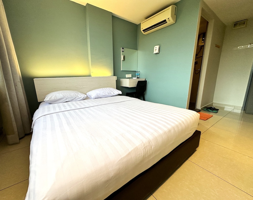 DELUXE, QUEEN BED