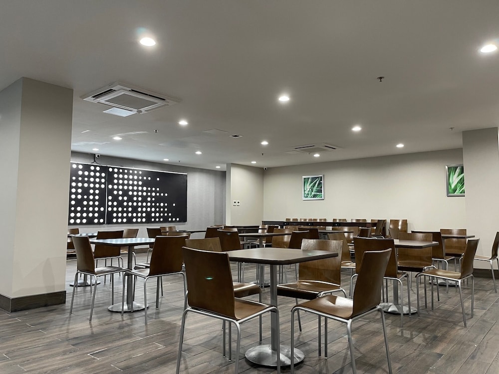 Days Inn by Wyndham Bronx NYC 33/50