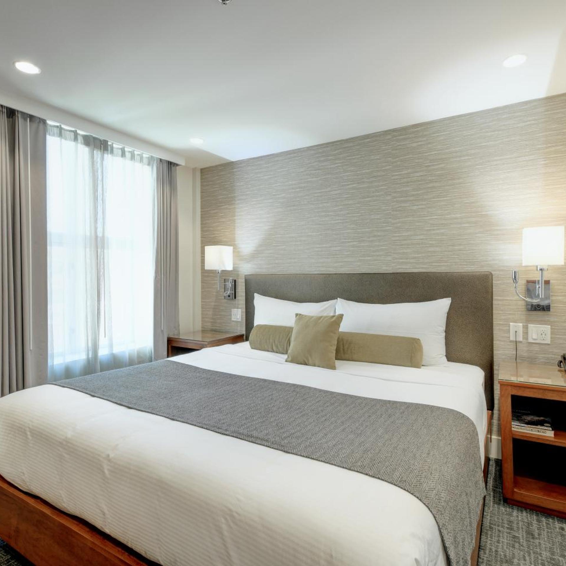 Suite, King Bed, City View