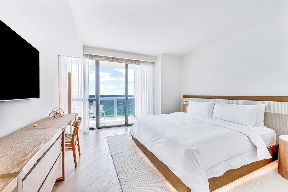 1 Bedroom, Suite, King Bed, Ocean Front, Balcony, Corner