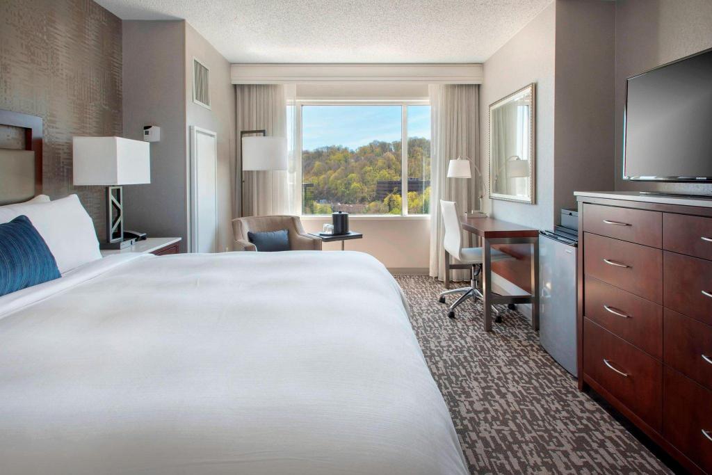 Guest Room, King Bed, Town or River View, Lounge Access