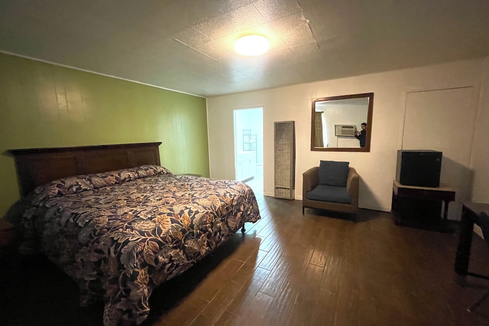 Queen Bed with Kitchenette Non - Smoking