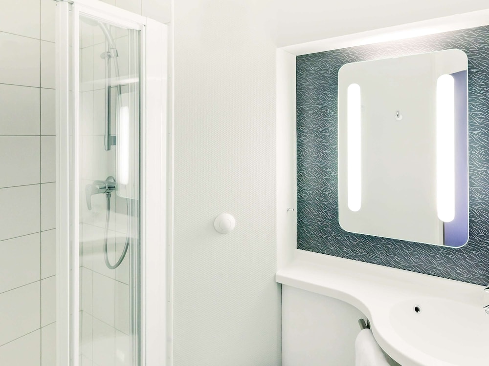 IBIS CHERBOURG LA GLACERIE 12/77